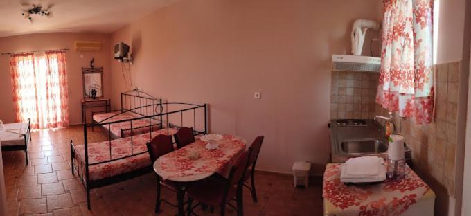 Agios Georgios  Hotel Takis מראה חיצוני תמונה